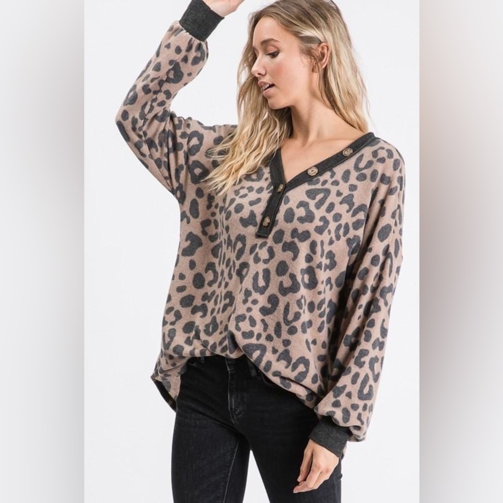 7th Ray Animal Print V-Neck Top with Button‎ Detail Women’s Size Medium